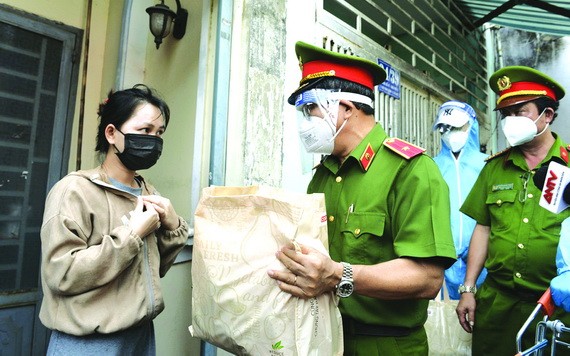 守德市公安將禮物發給貧困戶。