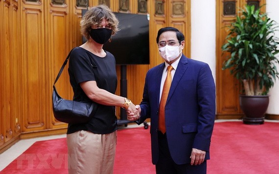 政府總理范明政（右）接見荷蘭駐越特命全權大使埃爾斯貝特‧阿克曼。（圖源：越通社）