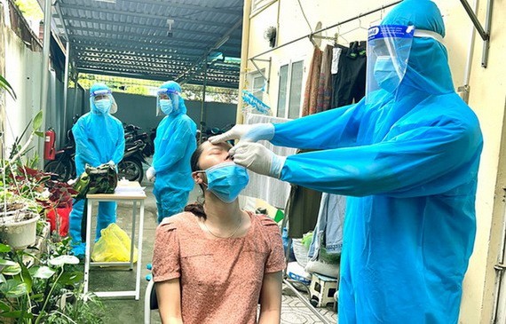 平盛郡第二十五坊流動醫療組上門為新冠確診者治療。