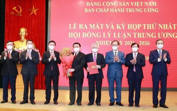 新一屆中央理論委員會成員集體亮相。（圖源：越通社）