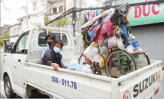 第四郡職能部門宣傳、動員和送流浪者前往各集中單位。