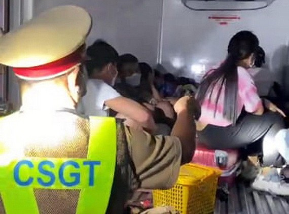 職能力量當場查獲一冷凍車廂裡隱藏15人“瞞天過站”。（圖源：警方提供）