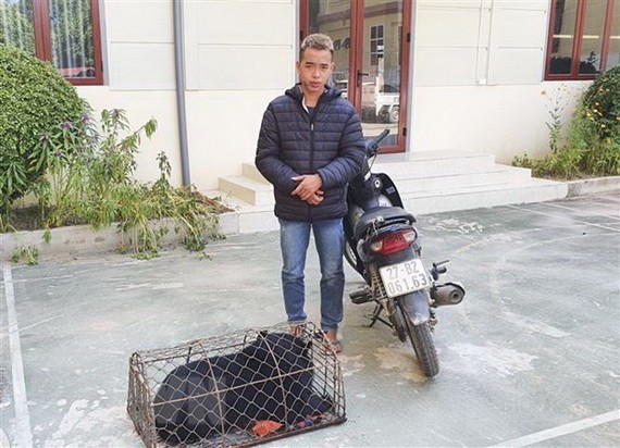 被扣押的非法販運黑熊者阮春德及一頭小黑熊的物證。（圖源：警方提供）