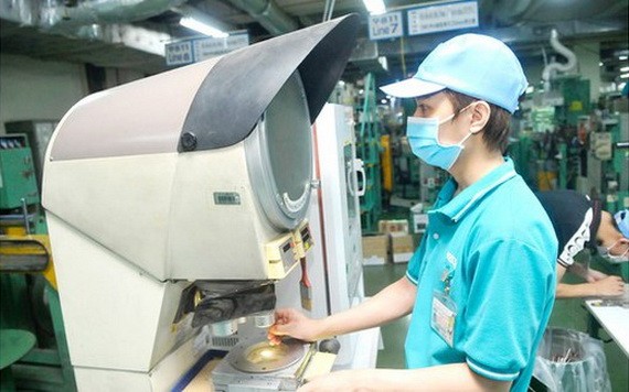 守德市一家企業在社交隔離期間維持生產活動。