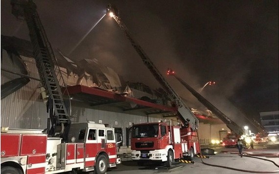 消防警察須調動多個力量、工具撲滅於2020年11月在協福工業區CJFood公司發生的火警。