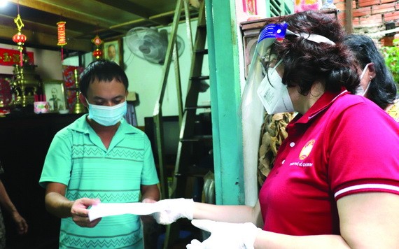 市越南祖國陣線委員會主席蘇氏碧珠看望第六郡居民。