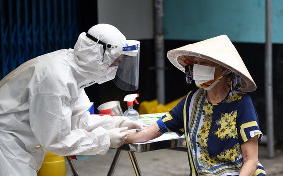 9月14日，一名富潤郡第二坊居民接受採樣做抗體檢測。（圖源：緣潘）