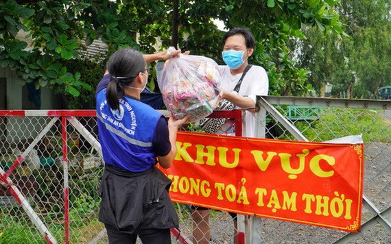 市社會安生中心向受新冠疫情影響的遇困民眾派發援助品。