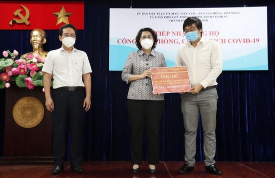 市越南祖國陣線委員會主席蘇氏碧珠（中）出席各單位贈送必需品與醫療物資移交儀式。（圖源：黃雪）