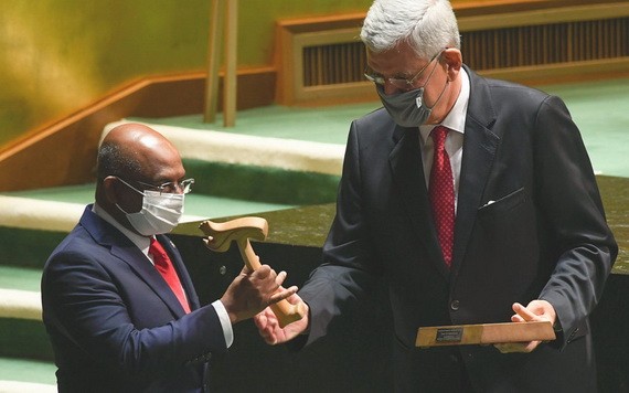 聯合國大會第七十五屆會議主席（右）將會槌交給第七十六屆會議主席。（圖源：聯合國）