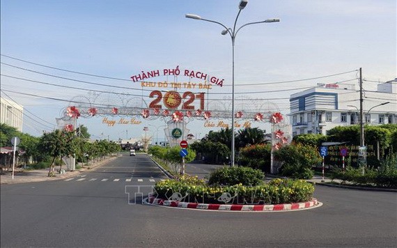 疫情期間的堅江省迪石市街道上清冷無人。（圖源：越通社）