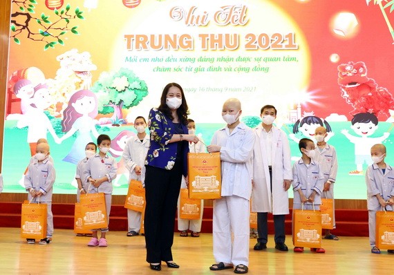 國家副主席向病童贈送中秋禮物