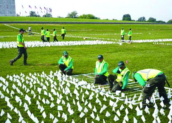 美華盛頓 66 萬面白色旗幟悼念新冠逝者