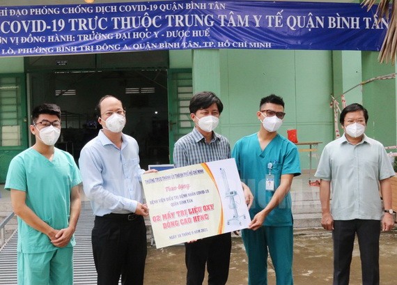 市委副書記阮胡海（左二）向平新郡新冠病例集中隔離區贈送醫療物資。（圖源：市黨部新聞網）