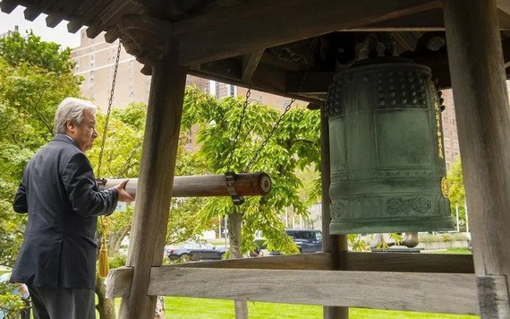 聯合國秘書長安東尼奧·古特雷斯在紐約聯合國總部敲響和平鐘。（圖源：互聯網）