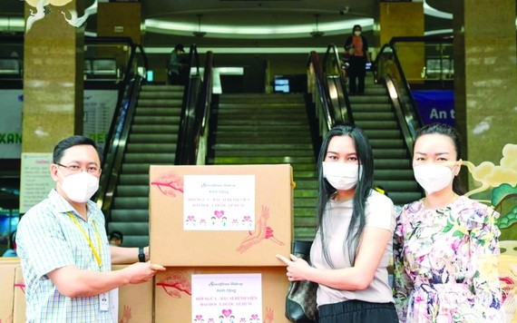 華人餅家向醫護人員致敬