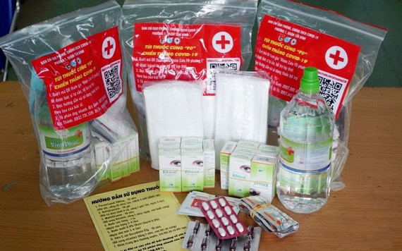 向居家治療新冠患者提供的藥袋和醫療諮詢。