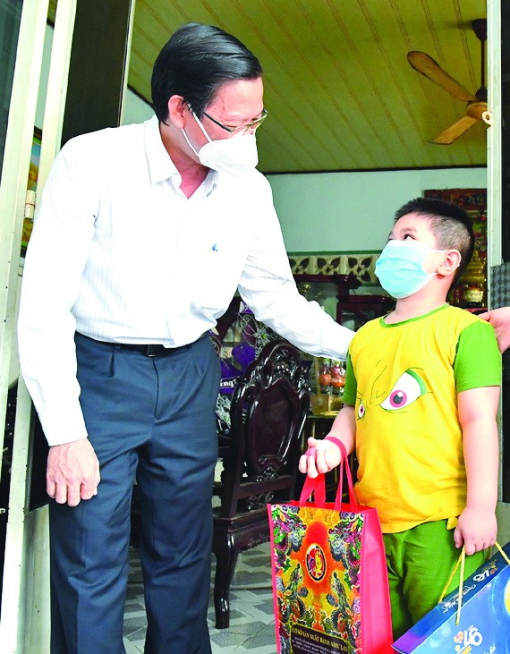 市人委會主席潘文邁向兒童贈送禮物。