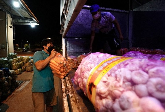 一輛貨車在福門集散市場旁卸貨。（圖源：Zing）