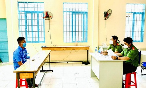 平政縣公安傳召社交網上散播不實資訊者到派出所配合調查。