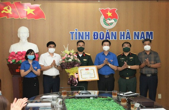 共青團河南省省委向吳文庶（左三）上尉頒授獎狀。（圖源：玉維）