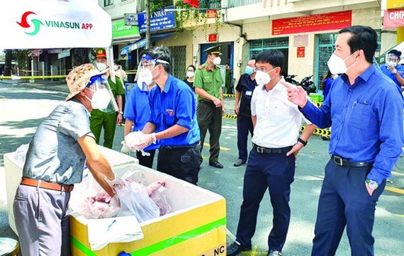 市工商廳廳長裴佐黃宇(右一)參觀臨時街市。