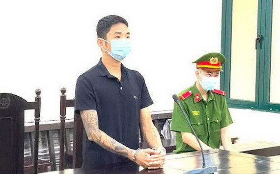 被告人寧文德站在被告席上答審判員問案。（圖源：前鋒報）