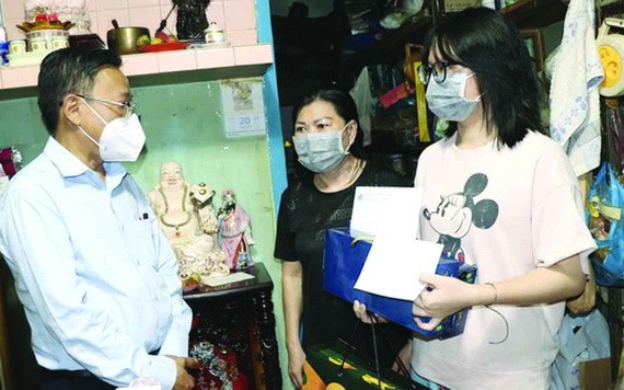 市委民運處主任阮友協看望第五郡受疫情影響的少兒。