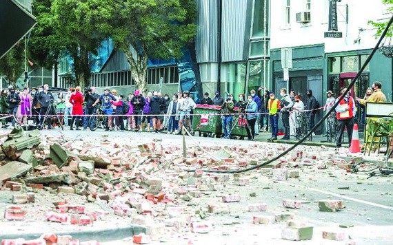 墨爾本有街道滿布建築物瓦礫。（圖源：互聯網）