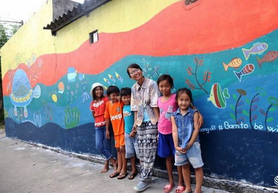 遊客與島上兒童合照留念。