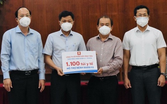 市委副書記阮胡海（左一）、永進公司總經理林松耀(右二)向第十二郡人委會捐贈社會民生必需品。