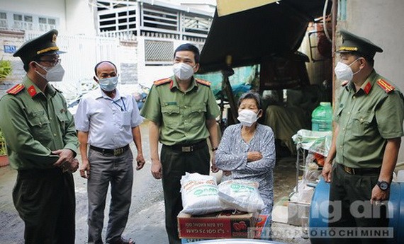 市公安廳副廳長阮士光大校（右）及工作團親往看望福門縣新泰二鄉范氏桔大娘家庭並贈送禮物。（圖源：市公安報）