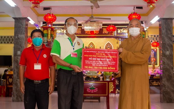 釋慧功法師向梅洪峰副主席轉交救濟物質。