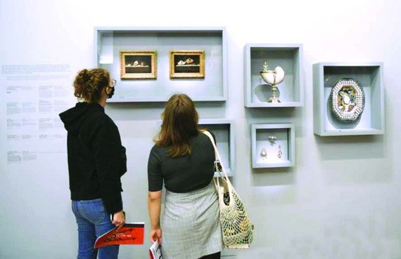 參觀者在欣賞藏品。（圖源：互聯網）