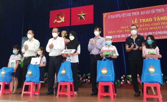 少數民族學生獲贈送電腦設備