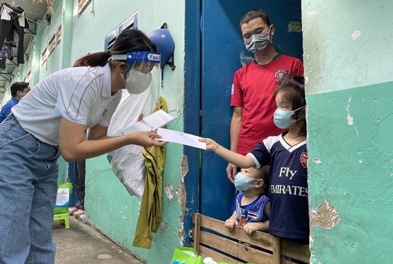 Masterise 集團代表向守德市的一家貧困戶發放租房輔助金。（圖源：Masterise集團）