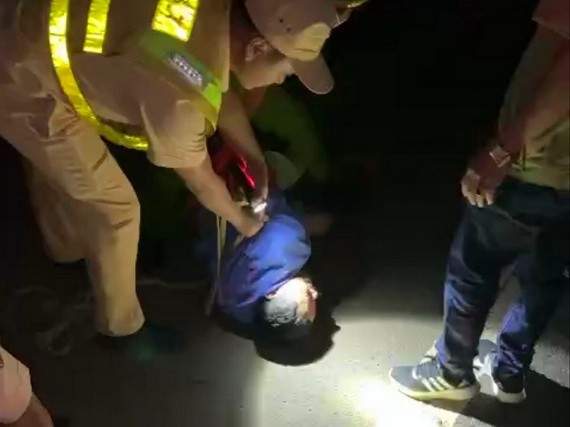 闖檢疫站的司機被制服。（圖源：克瀝）