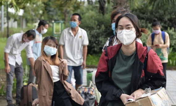 已治癒的新冠確診者離開守德市安慶坊野戰醫院。