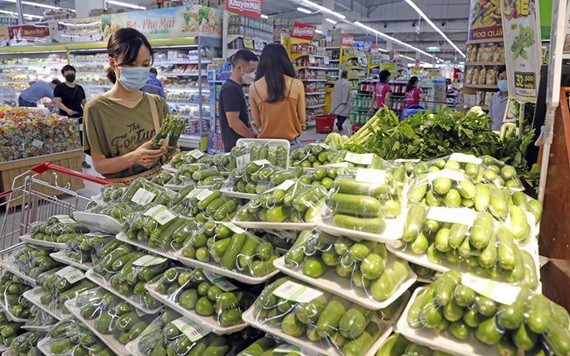 消費者在超市購物。