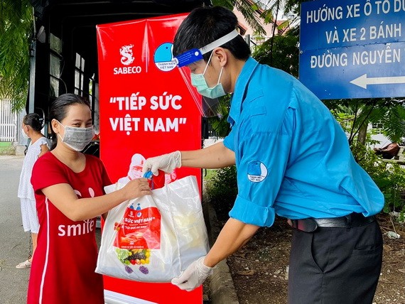 守德市青聯會代表向遇困民眾贈送‘安生袋’。
