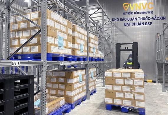 越南疫苗股份公司(VNVC)接種系統昨(27)日中午繼續向衛生部移交131萬7500劑阿斯利康新冠疫苗。（圖源：VNVC）