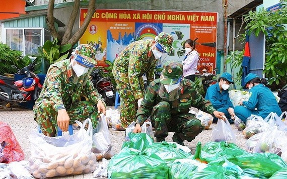 軍隊協助民眾選購食物。（圖源：越通社）