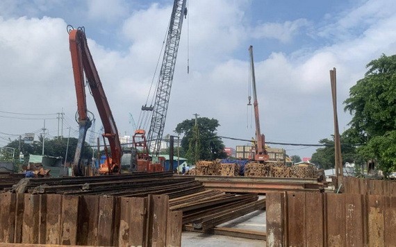 阮文靈與阮友壽街交通樞紐地下通道項目在本市實施社交隔離期間仍照常施工。（圖源：杜鸞）