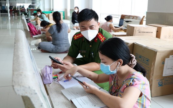 志願員在平盛郡第十二坊1050號公寓甲座輔助學生線上學習。