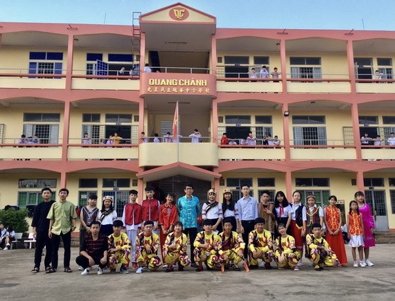 該校龍獅與文藝團攝於校前。