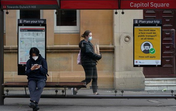 這是9月28日在實施“封城”措施的澳大利亞悉尼街頭拍攝的戴口罩的行人。 （圖源：新華社）