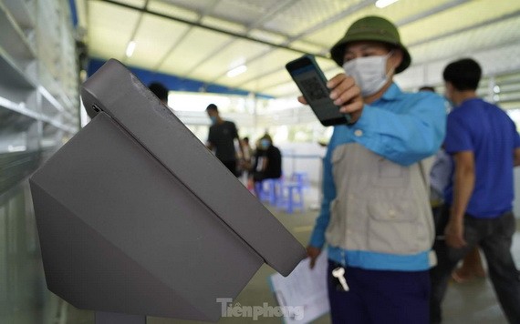 從昨(29)日起，廣寧省廣安市政府在白藤橋收費站新冠肺炎檢疫站試運行自動檢查站系統。（圖源：前鋒報）