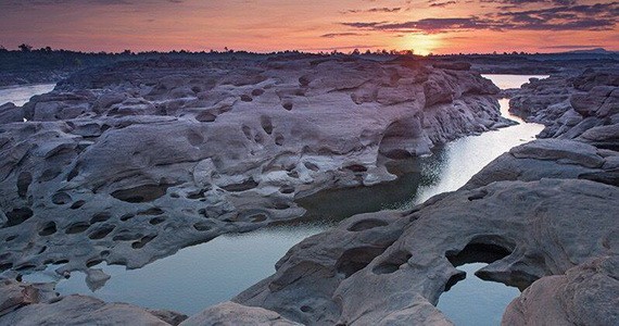 “三千灘”（Sam Phan Bok)，亦有“泰國大峽谷”之美景