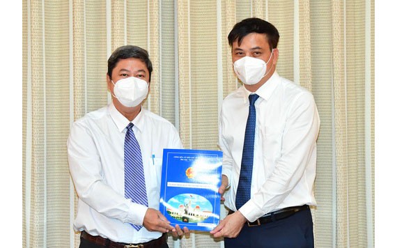 市人委會副主席黎和平（右）向黎晉強同志頒授《決定》。（圖源：越勇）