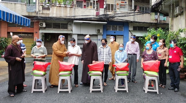 市華人佛教向第五郡貧困戶贈送救濟品 ảnh 1